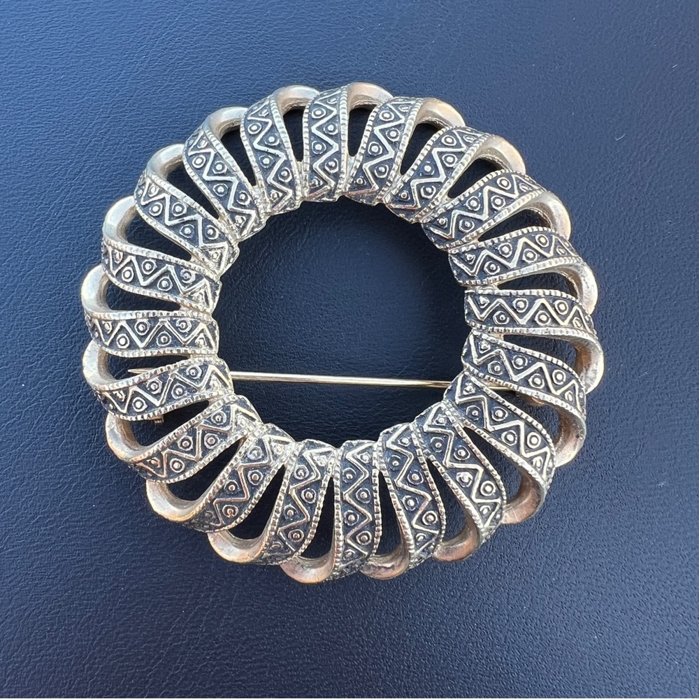 60s Signed EMMONS Gold & Black Openwork Toledoware Circle Brooch Scarf Pin 2"